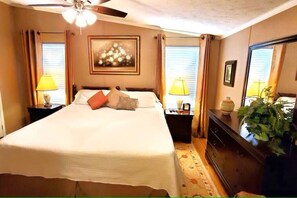 3 habitaciones, tabla de planchar con plancha, internet y ropa de cama