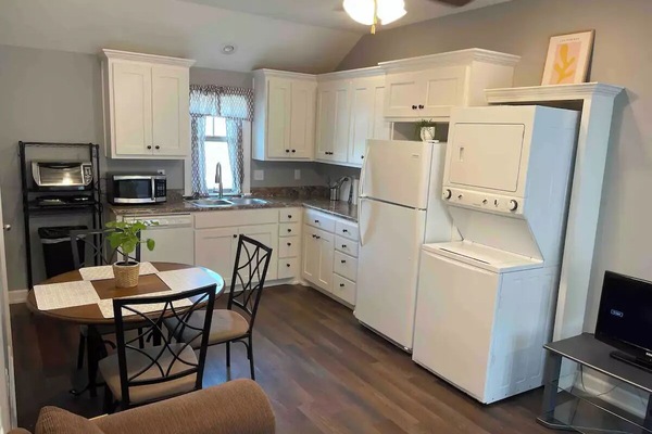 Réfrigérateur, micro-ondes, plaque de cuisson, lave-vaisselle