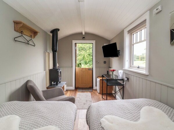 Cottage | Living area - Stormont Hut (York)
