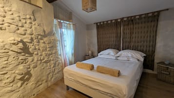 6 bedrooms, iron/ironing board, travel cot, free WiFi