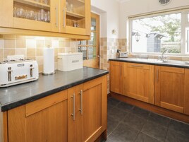 Ísskápur, uppþvottavél, rafmagnsketill, brauðrist