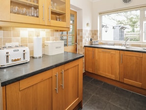 Geladeira, lava-louças, chaleira elétrica, torradeira