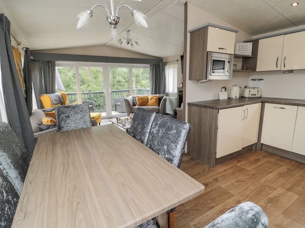 Fridge, dishwasher, electric kettle, toaster - Mulberry Lodge (Morpeth)