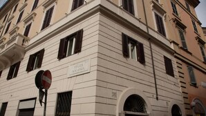 A building with a sign reading "HAZZA NIGOSIA" and a no-entry traffic sign. - Repetita Juvant (Rome)