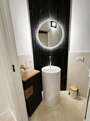 Luxury Apartment | Bathroom | Shower, rainfall showerhead, free toiletries, hair dryer - Repetita Juvant (Rome)