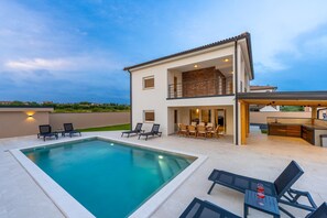 Outdoor pool, a heated pool - Villa Dvor (Vodnjan)