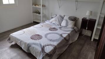 2 slaapkamers, een strijkplank/strijkijzer, beddengoed