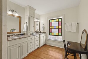 Suite de lujo | Baño | Artículos de higiene personal de diseño, secador de pelo y toallas
