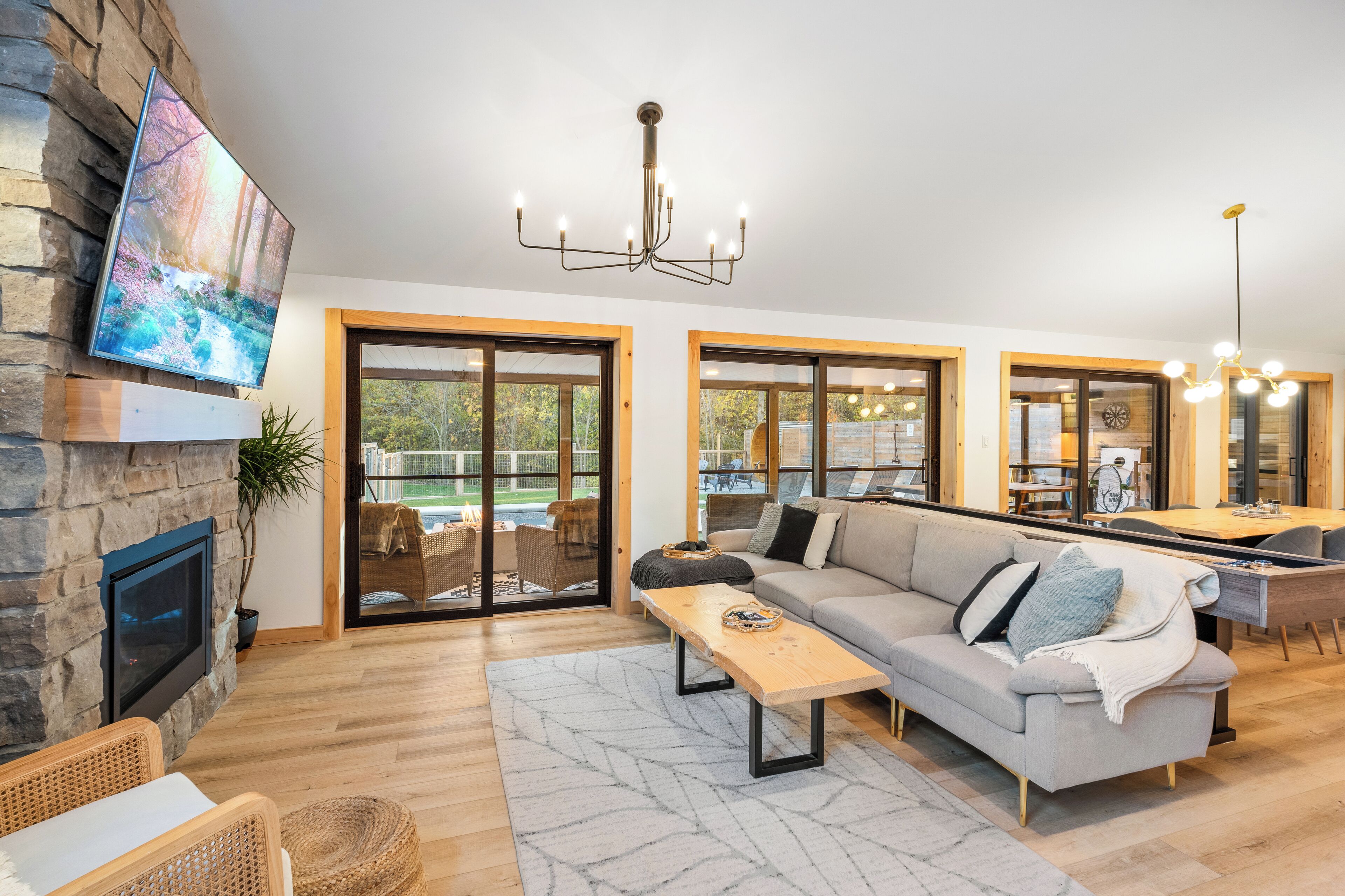 Smart-TV, Kamin, Videospiele, Tischtennisplatte