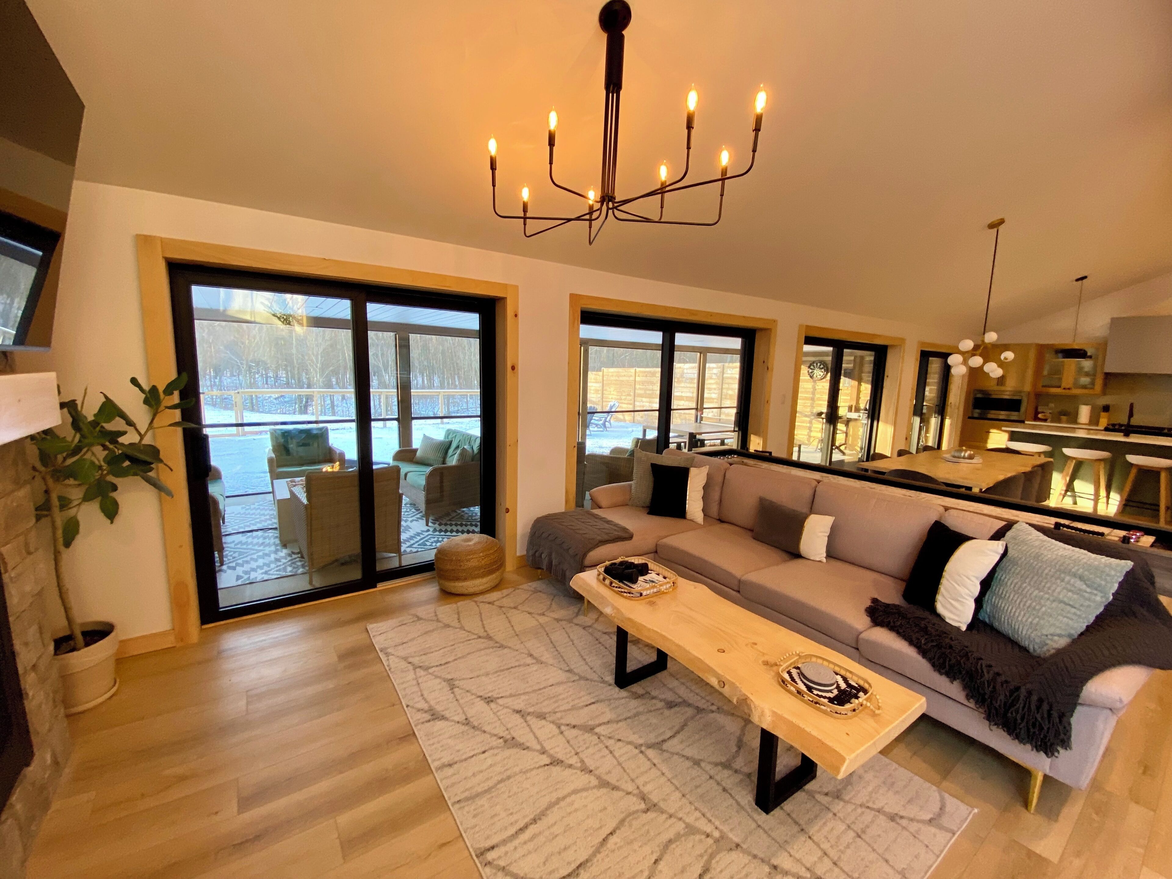 Smart TV, chimenea, videojuegos, mesa de ping pong