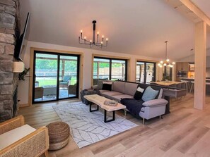 Téléviseur connecté, foyer, jeux vidéo, table de ping-pong