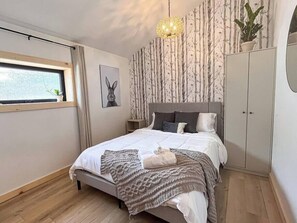 3 chambres, fer et planche à repasser, lit de bébé portatif