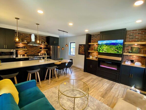 Smart-TV, Kamin, Videospiele, Bücher