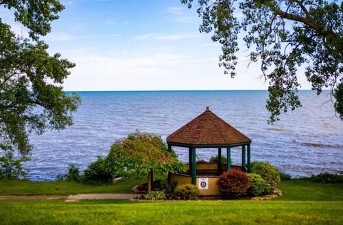 Stylish Getaway - Walk to downtown + Parks, Fenced yard + Firepit + Smart TVs