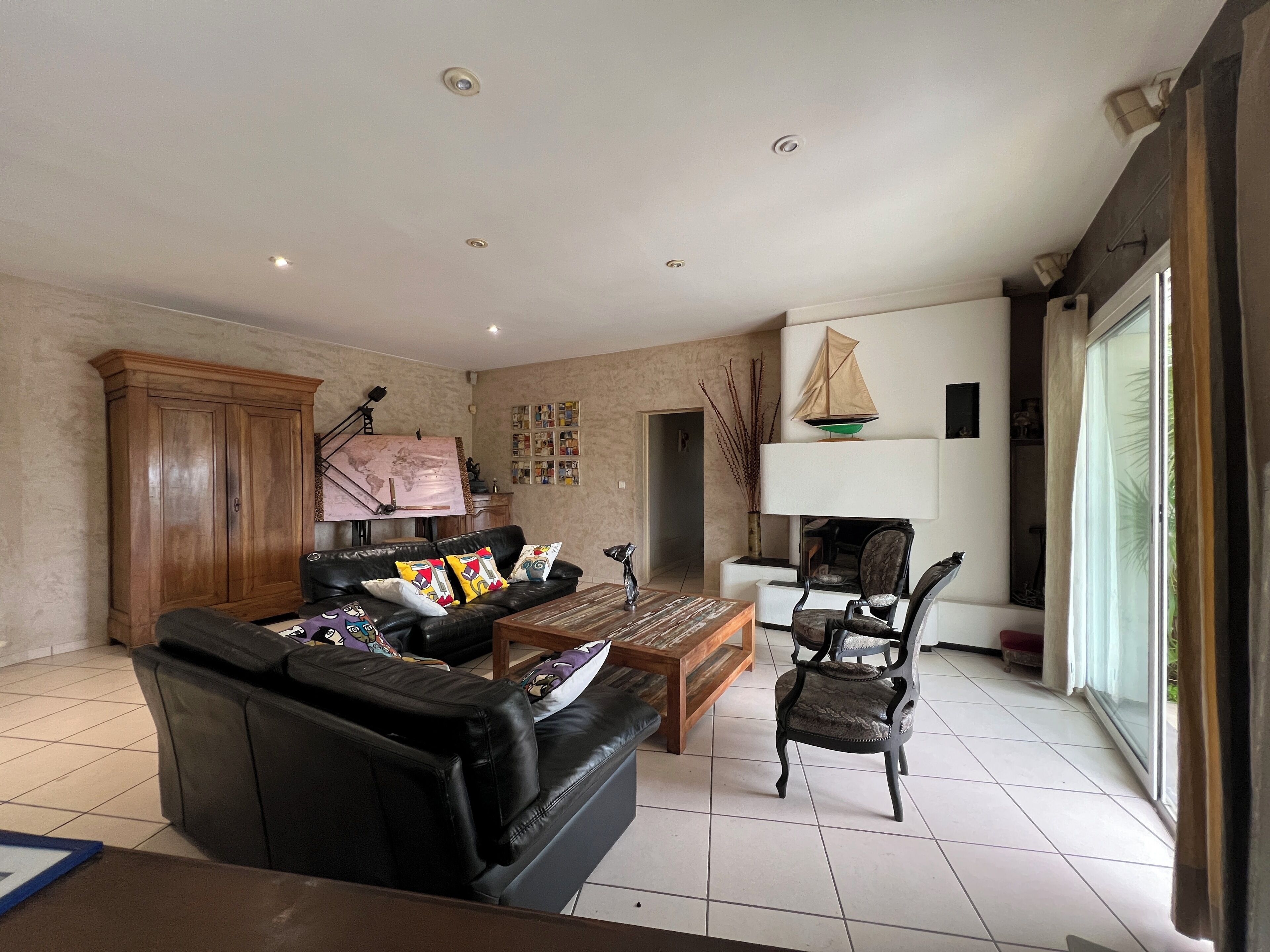 Télévision, baby-foot, table de tennis de table, livres