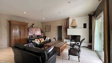 Télévision, baby-foot, table de tennis de table, livres