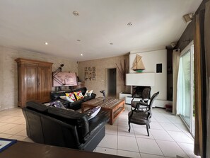 Télévision, baby-foot, table de tennis de table, livres