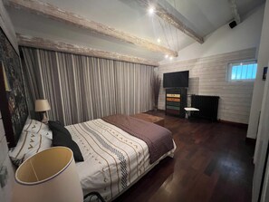 4 bedrooms, desk, iron/ironing board, free WiFi