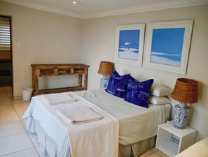 5 bedrooms, free WiFi, bed sheets - 180° Sea Views, Blue Flag Beach & Tidal Pool, Solar Power, WIFI, 55" Smart TV! (Greater Hibberdene)