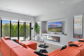 Télévision, cheminée, table de tennis de table