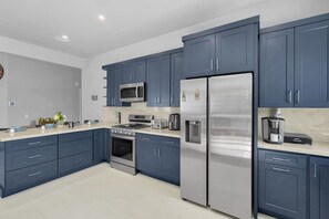 冰箱、微波炉、烤箱、炉灶