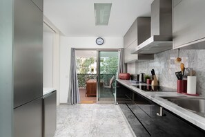 Kjøleskap, mikrobølgeovn, ovn og kokeplater