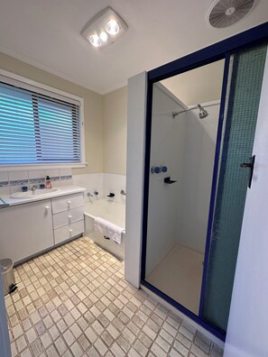 Shower, hair dryer, towels, soap - Hill top view house, high speed wifi, Netflix & Prime Video (Sunbury)