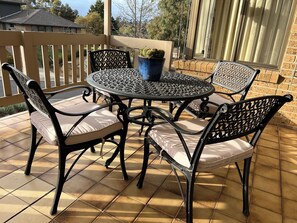 Outdoor dining - Hill top view house, high speed wifi, Netflix & Prime Video (Sunbury)