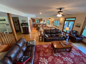 Smart TV, fireplace, DVD player, books - 4-bedroom vacation home. On Crystal clear Hagerman Lake, Ottawa National Forest (Iron River)