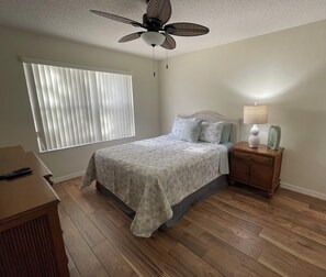 3 habitaciones, tabla de planchar con plancha, wifi y ropa de cama 