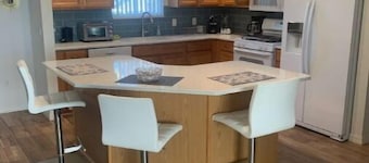 Close to Lake Sumter Landing with 2 Golf Carts!