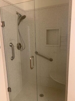Douche, séchoir à cheveux, serviettes fournies, savon