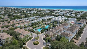 Zona residencial costera con una piscina central rodeada de viviendas.