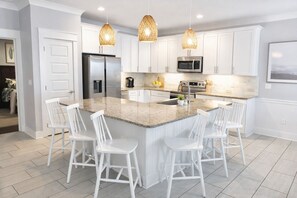 Fridge, microwave, oven, stovetop - Walk to Beach! Pool, Shuttle, 2 Kings–Kid Friendly (Destin)