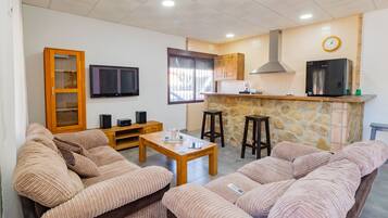 Televisión, futbolito y tenis de mesa