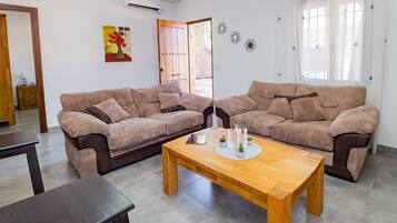 Télévision, baby-foot, table de tennis de table