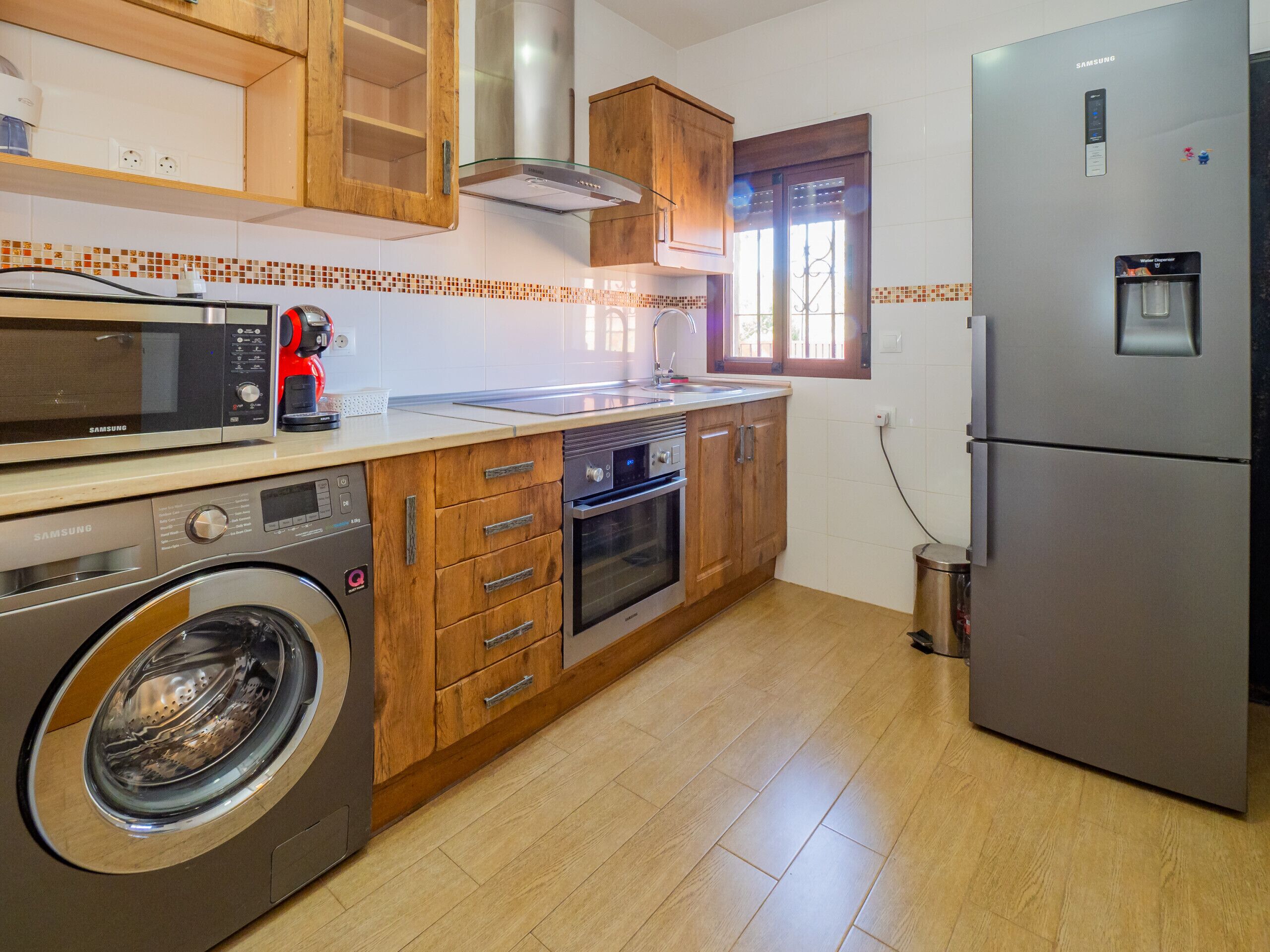 Kühlschrank, Mikrowelle, Ofen, Wasserkocher mit Kaffee-/Teezubehör