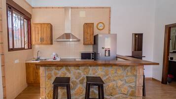 Réfrigérateur, micro-ondes, four, cafetiÚre/bouilloire