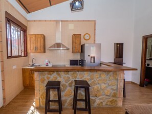 Refrigerador, microondas, horno y cafetera y tetera