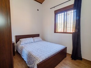 Tabla de planchar con plancha, wifi gratis y ropa de cama