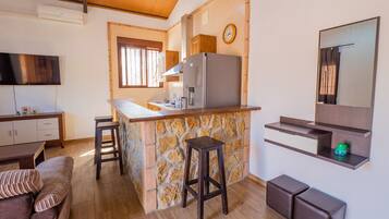 Televisor, futbolí i taula de tennis de taula