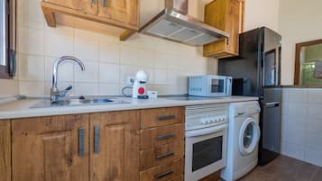 Refrigerador, microondas, horno y cafetera y tetera