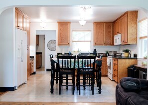 Jääkaappi, mikroaaltouuni, uuni, liesi