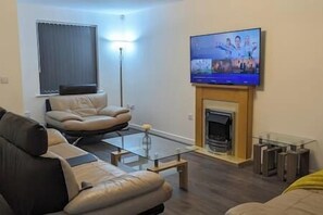 TV, fireplace - CLARITURF - 4 Bed House-Stadia,Parks,Canal & Sites-SkyN'flix (Burnley)