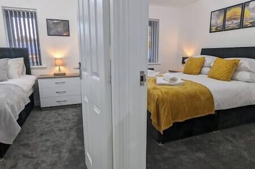 CLARITURF - 4 Bed House-Stadia,Parks,Canal & Sites-SkyN'flix