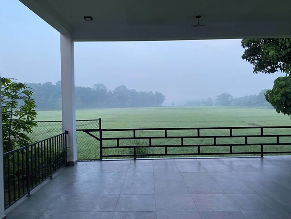 Property grounds - Nestled into a quiet comfy paradise!

Just 12km from Katunayake Intl. Airport. (Devolapola)