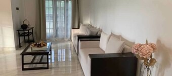 Nestled into a quiet comfy paradise!

Just 12km from Katunayake Intl. Airport.