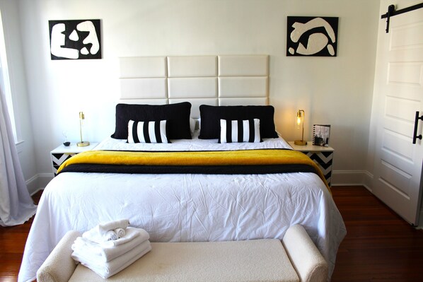 3 habitaciones, escritorio y tabla de planchar con plancha 