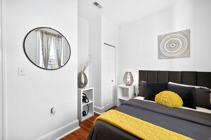 3 habitaciones, escritorio y tabla de planchar con plancha 