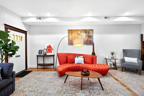 The Hearth! On site parking! Minutes to restaurants, groceries and nightlife.